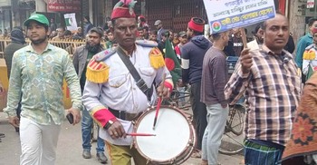 ঢোল-বাদ্য বাজিয়ে দলে দলে যোগ দিচ্ছেন নেতাকর্মীরা