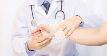 ব্যান্ডেজ বাঁধা অবস্থায় অজুর পরিবর্তে তায়াম্মুম করা যাবে?