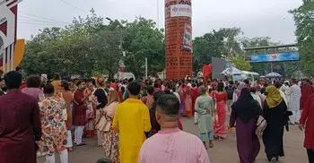 বৈশাখী শোভাযাত্রায় যোগ দিতে চারুকলায় মানুষের ঢল