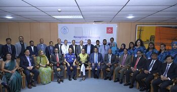 বাংলাদেশ ব্যাংকের সম্মাননা পেলো শ্রীলঙ্কার ব্যাংক কর্মকর্তারা