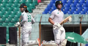 De Zorzi, Stubbs tons steer S. Africa to 307-2 against Bangladesh