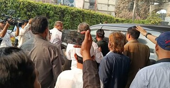 গভর্নরের উপদেষ্টা আহসান উল্লাহকে বের করে দিলেন কর্মকর্তারা