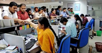 ১৮ মার্চ ব্যাংক বন্ধ, পোশাকশিল্প এলাকায় সীমিত লেনদেন