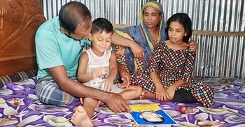 ‘বাবা উঠো, মজা আইন্না দাও’ কবরের কাছে গিয়ে বলে ছোট্ট সাজিদুল