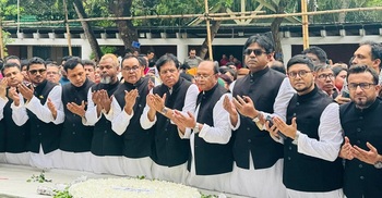 বঙ্গবন্ধুর সমাধিতে সুপ্রিম কোর্ট আইনজীবী সমিতির শ্রদ্ধা
