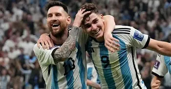 আর্জেন্টিনার তারকা স্ট্রাইকারকে পেতে দৌড়ঝাঁপ বার্সার