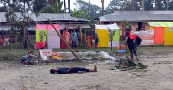 স্থানীয়দের সতর্ক করতে কৃত্রিম ঘূর্ণিঝড় বানালেন স্বেচ্ছাসেবকরা