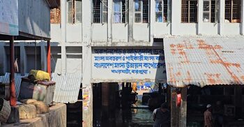 বরগুনায় দুই ট্রলারে ঘাটে এলো ২০০ মণ ইলিশ