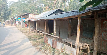 ছেলেকে না পেয়ে ব্যবসায়ী বাবাকে আটক, প্রতিবাদে দোকানপাট বন্ধ