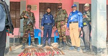 বরিশালে ভোটকেন্দ্রের পাশে ২১ রামদা