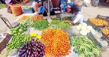 বরিশালে সবজির দাম কমলেও ঝাঁঝ বেড়েছে কাঁচামরিচের