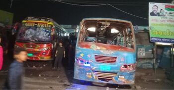 বরিশালে বাসভাড়া নিয়ে শ্রমিকদের সঙ্গে শিক্ষার্থীদের সংঘর্ষ