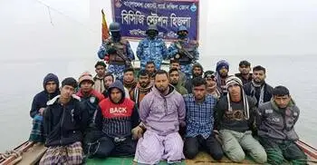 বরিশালে অবৈধভাবে বালু উত্তোলনকালে ৫৭ ড্রেজারসহ আটক ২০