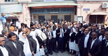 বরিশালে দিনভর আইনজীবীদের আদালত বর্জন, ভোগান্তি