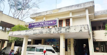 বরিশালে ছেলের হামলায় পরকীয়ায় আসক্ত বাবা হাসপাতালে