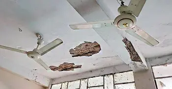 ছাদ থেকে খসে পড়ছে পলেস্তারা, দেওয়ালে বড় বড় ফাটল