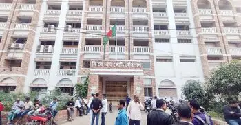 তিনদিন পর আইনজীবী-বিচারপ্রার্থীতে মুখর বরিশাল আদালত প্রাঙ্গণ