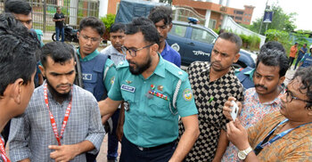 Police pick up 12 protesters from Barishal University