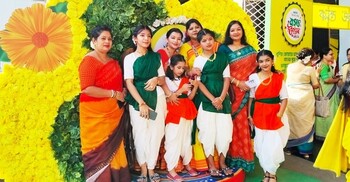 বসন্তে রঙিন হয়ে উঠল জাদুঘরের আঙিনা