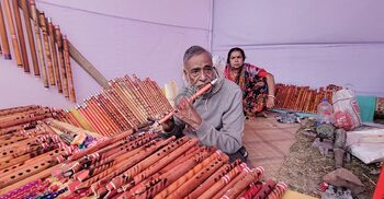 ৫৫ বছর বাঁশি তৈরি করছেন কমল-কারতায়নী দম্পতি