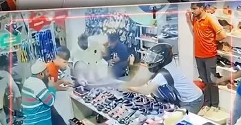 খুলনায় বাজারে পরিবহন শ্রমিক নেতাকে গুলি করে হত্যা