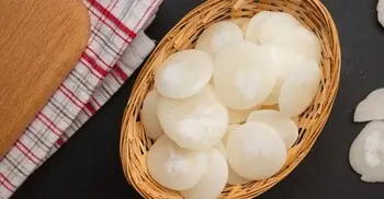 পহেলা বৈশাখে বাড়িতেই বানান বাতাসা