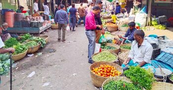 ময়মনসিংহে কমেছে সবজি-মুরগির দাম