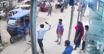 এক ডাক্তারের সহকারীকে রাস্তায় পেটালেন আরেক ডাক্তার, ভিডিও ভাইরাল