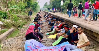 রাজশাহীতে বিসিএস পরীক্ষা পেছানোর দাবিতে রেললাইন অবরোধ