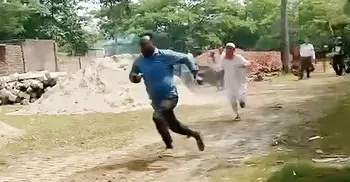 কাজের মান নিয়ে প্রশ্ন তোলায় প্রকৌশলীকে বাঁশ নিয়ে তাড়া করলেন ঠিকাদার