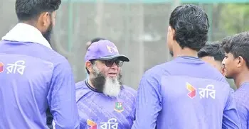 বৃষ্টির পর আবার শুরু খেলা, কমে গেলো ওভার