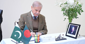 ইসলামাবাদ হাইকমিশনে গিয়ে শোক জানালেন পাকিস্তানের প্রধানমন্ত্রী