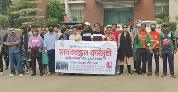 প্রথম বিভাগ ক্রিকেট চালুর দাবিতে মিরপুরে নারী ক্রিকেটারদের মানববন্ধন