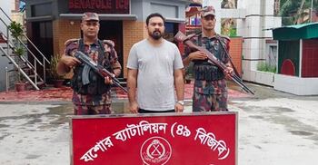 ভারতে পালানোর সময় ছাত্রলীগ নেতা আটক