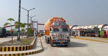 আমদানি-রপ্তানি বিঘ্নিত, হাজারো ট্রাক দাঁড়িয়ে ওপারে