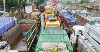 বন্দরের যানজটে নাকাল বেনাপোলের জনজীবন