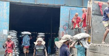 গরমে আয় কমেছে শ্রমিকদের