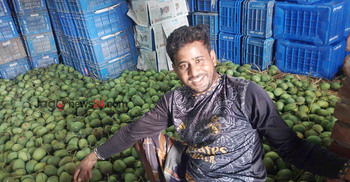 প্রতিদিন ৬ কোটি টাকার আম বিক্রি হয় যে বাজারে