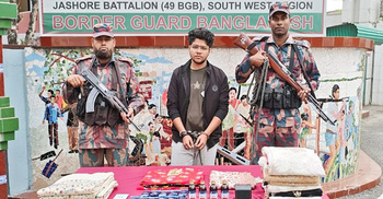 বেনাপোলে চোরাইপণ্যসহ ভারতীয় যুবক আটক