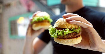 বন্ধুদের সঙ্গে বাজি ধরে পুরো বার্গার গিলতে গিয়ে যুবকের মৃত্যু