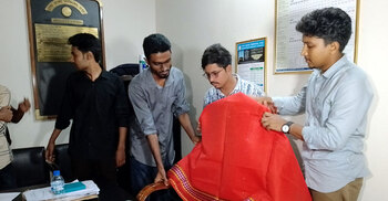 সক্রিয় ছাত্রদল-শিবির, প্রতিবাদে প্রশাসনকে শাড়ি-চুরি ‘উপহার’
