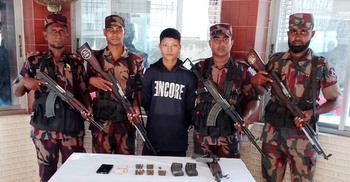 অস্ত্র-গুলিসহ আরাকান আর্মির সদস্যের আত্মসমর্পণ