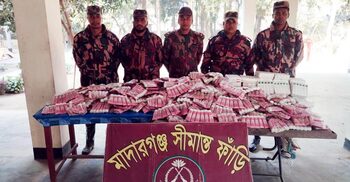 কুড়িগ্রামে বি‌জি‌বির অভিযানে ৩০ লাখ টাকার চোরাই পণ্য জব্দ