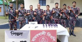 চুয়াডাঙ্গা সীমান্তে বিদেশি পিস্তল-ভারতীয় সিরাপ জব্দ