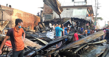 ভোলায় অগ্নিকাণ্ডে ১৪ দোকান পুড়ে ছাই