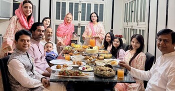 রমজানের প্রথম ইফতারে প্রিয়জনদের সঙ্গে মিম