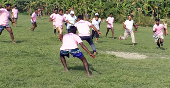 কৃষি কর্মকর্তাদের সঙ্গে ফুটবল খেললেন কৃষকরা, ছিল ভোজের আয়োজন