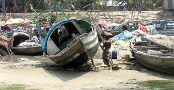 দুই মাসের নিষেধাজ্ঞার পর মাছ শিকারে প্রস্তুত জেলেরা