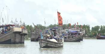 নিষেধাজ্ঞা শেষ, সাগরে মাছ শিকারে যাচ্ছেন জেলেরা