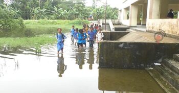 বিদ্যালয়ের চারপাশে পানি, ভেজা কাপড়ে ক্লাস